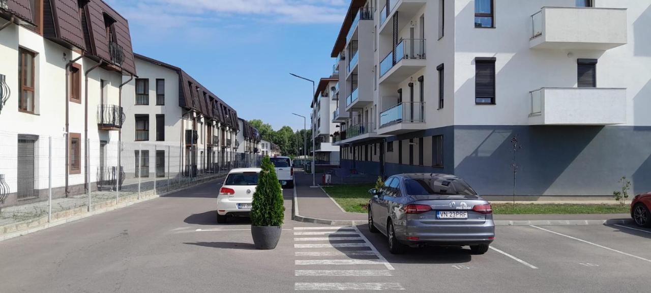 Coresi, 2 Camere, Sleeps 6 Large Private Garden Apartment Pets Welcome Braşov Esterno foto